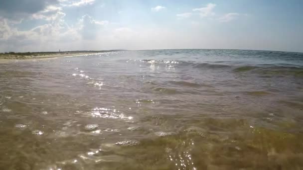 Surf del Mar Baltico in Polonia, macchina fotografica nel surf
 - Filmati, video