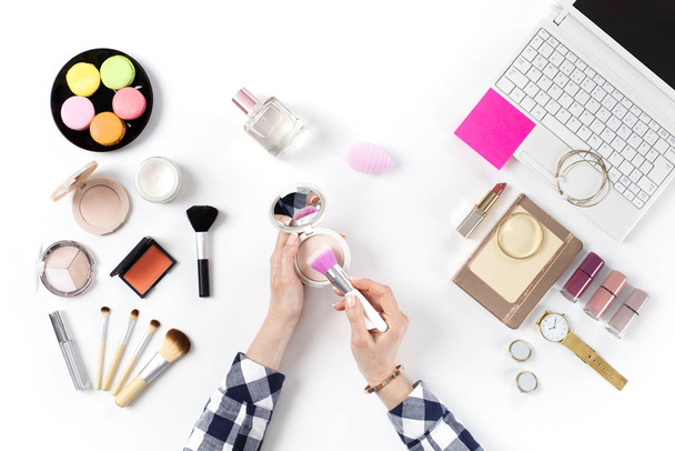 Beauty blogger with makeup cosmetic - Zdjęcie, obraz