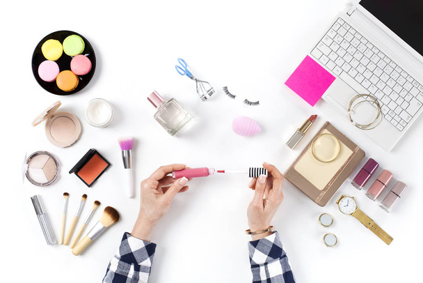 Beauty blogger with makeup cosmetic - Valokuva, kuva