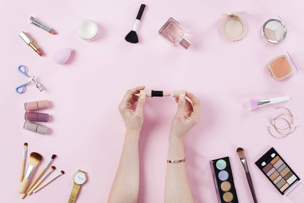 Various beauty products on pink background - Zdjęcie, obraz