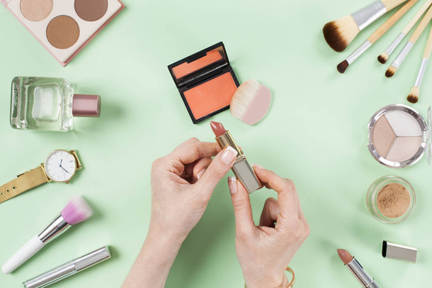 Beauty blogger with makeup cosmetics - Zdjęcie, obraz