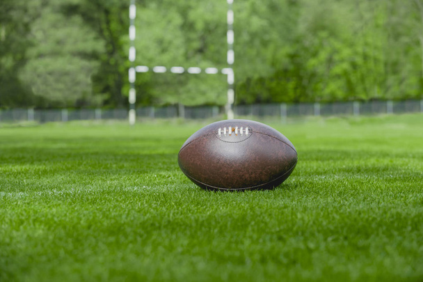 Американський футбол, регбі м'яч на зеленому полі трава фону - Фото, зображення