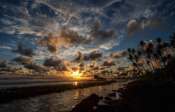 Wschód słońca nad morzem w Hikkaduwa, Sri Lanka. - Zdjęcie, obraz