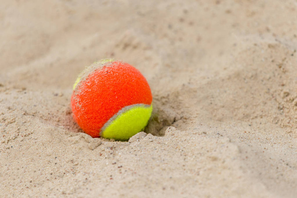 ビーチで砂の上のテニスボールを閉じる - 写真・画像
