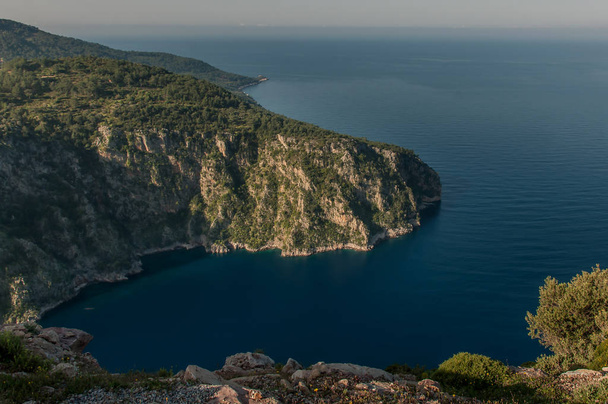 krásná zátoka v horské krajině s výhledem na moře, Turecko - Fotografie, Obrázek