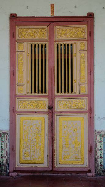 Porta in legno di un vecchio edificio a Penang, Malesia
. - Foto, immagini