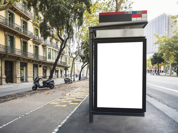 Falsificare il modello di banner per cartelloni pubblicitari alla fermata dell'autobus Media street città all'aperto
 - Foto, immagini