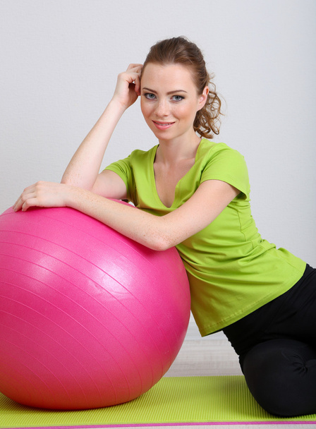Portrait of beautiful young woman exercises with gym ball - Foto, afbeelding