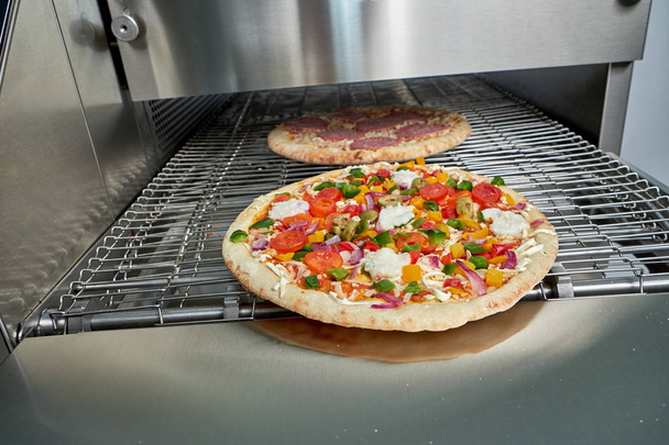 Przemysłowy Elektryczny piec do pizzy do cateringu. Profesjonalny sprzęt kuchenny - Zdjęcie, obraz