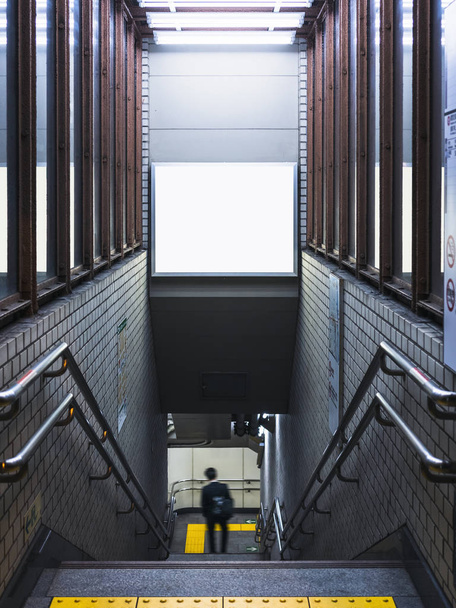 Šablona nápisu podzemní schodiště s lidmi, kteří chodí dolů - Fotografie, Obrázek