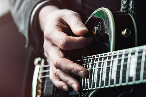 Zavřít záběr z rukou člověka hrající elektrickou kytaru - Fotografie, Obrázek