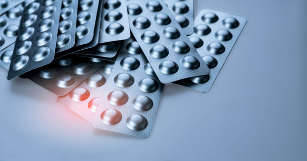 Kupie Tabletki pigułki w opakowaniu blister, aby chronić medycyna od światła. Srebrne aluminium folia blistra. Przemysłu farmaceutycznego. Apteki produktów. Wycofanie leku i wycofania z rynku koncepcja - Zdjęcie, obraz