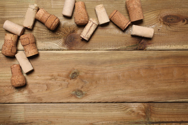 grupo de corcho de botella de vino en tablero rústico de madera con espacio de copia para su texto
 - Foto, Imagen