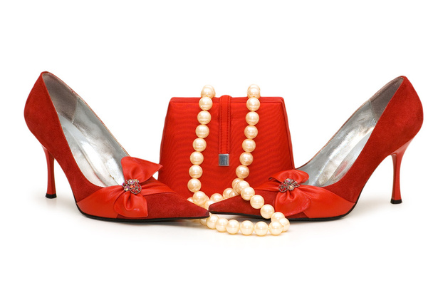 Красная обувь, сумочка и жемчужное ожерелье
 - Фото, изображение