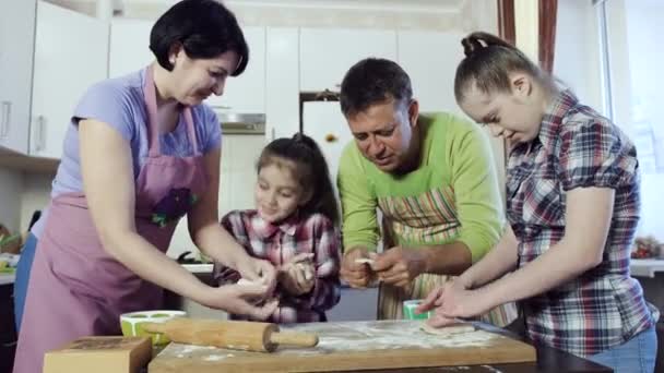apa játszik tésztát felvidítani feleség és a gyermekek  - Felvétel, videó