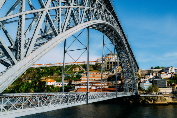 Gyalogosok a Dom Luis I. híd, egy fém Arch híd, amely felöleli a Douro folyó között a városok és a Porto Vila Nova de Gaia, Portugália - Fotó, kép