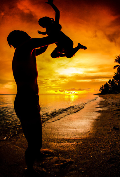Rodzina sylwetka dziecka trzymają rękę ojca - Zdjęcie, obraz