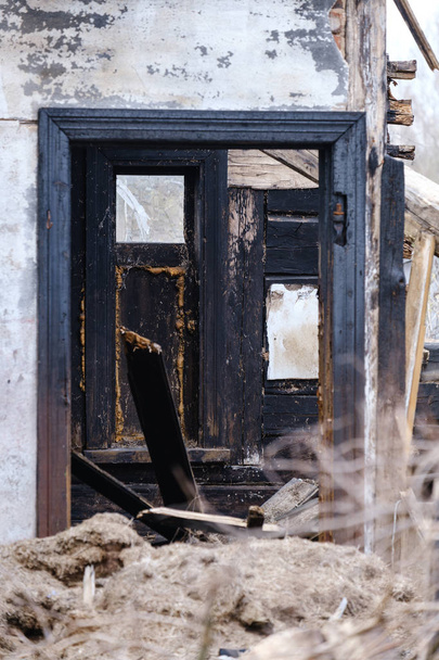 покинуті деталі згорілого будинку
 - Фото, зображення