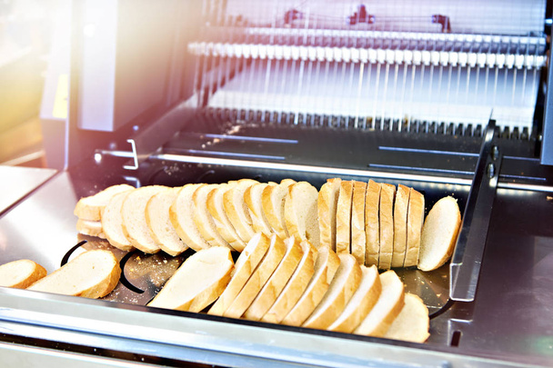 切断機でパンをスライス - 写真・画像