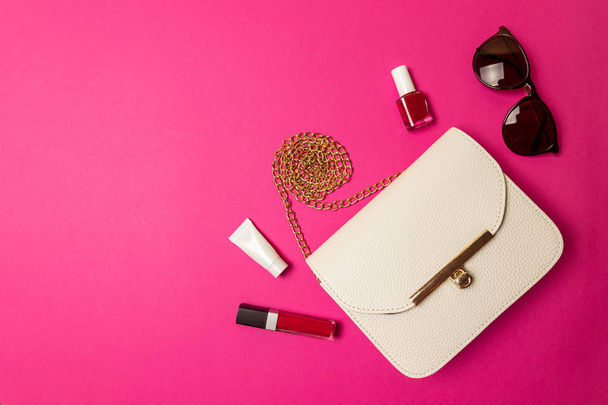 Cosmetische zak met Beauty accessoire en make-up product. Platte lay - Foto, afbeelding