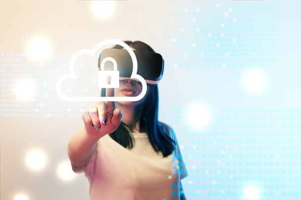 mladá žena ve virtuální realitě sluchátka ukazuje prstem na internetové bezpečnosti ilustrace na béžové a modré pozadí - Fotografie, Obrázek