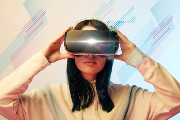 giovane donna in realtà virtuale auricolare con luminoso cyber e illustrazione astratta su sfondo beige e blu
 - Foto, immagini