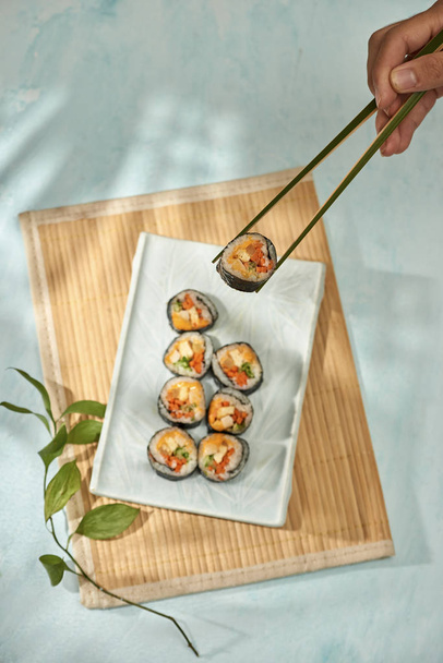 Korean roll Gimbap(kimbob) gemaakt van gestoomde witte rijst (bap) en verschillende andere ingrediënten - Foto, afbeelding