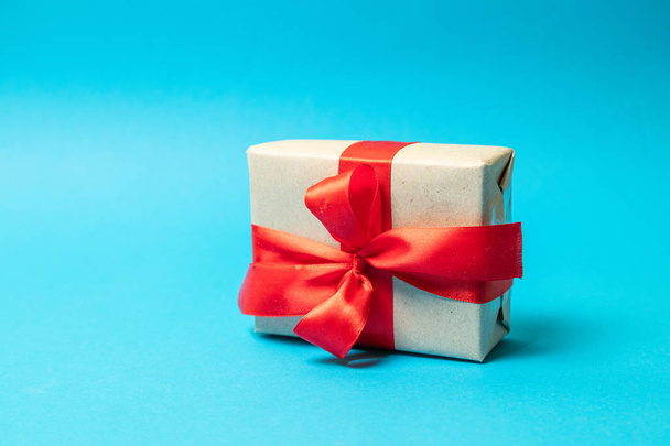 赤いリボンの弓とサプライズギフトボックスプレゼントプレゼント - 写真・画像