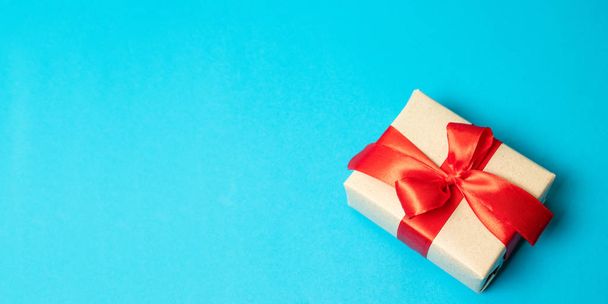赤いリボンの弓とサプライズギフトボックスプレゼントプレゼント - 写真・画像