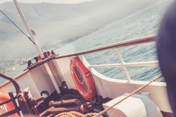 Екскурсія на човні: човновий лук з буєм безпеки, вид на блакитну воду
 - Фото, зображення