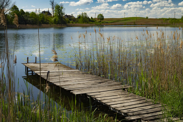 Vieille jetée rustique en bois sur un lac tranquille
 - Photo, image