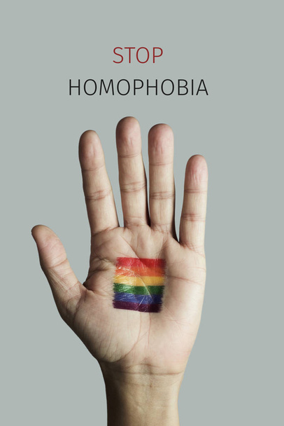 bandera del arco iris y texto detener la homofobia
 - Foto, imagen