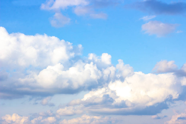 Красивое мрачное голубое небо с пушистыми облаками в летний утренний мирный день в качестве фона. Серый, белый и бирюзовый цвет
. - Фото, изображение
