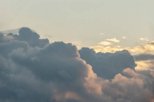 Luftbewegungen am Himmel bei trübem Wetter - Foto, Bild