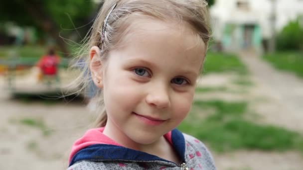 Kleines Mädchen spielt auf Spielplatz - Filmmaterial, Video