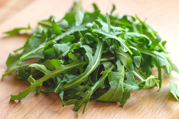 Friss, egészséges zöld sült saláta kitûnõ levelek világos fából készült háttér. - Fotó, kép