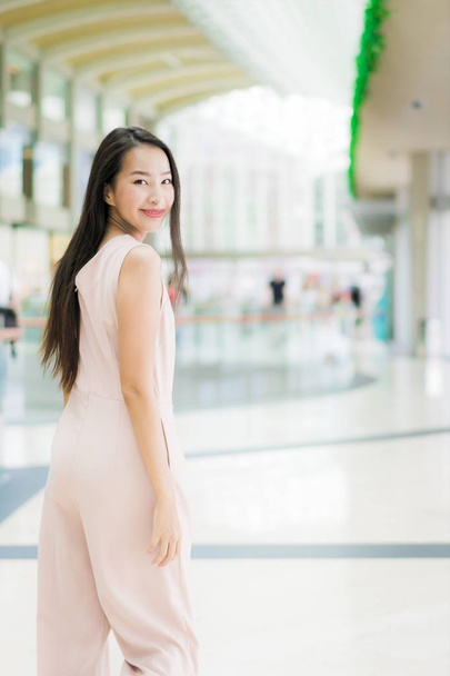 Beautiful asian woman smile and happy in shopping mall - Фото, зображення