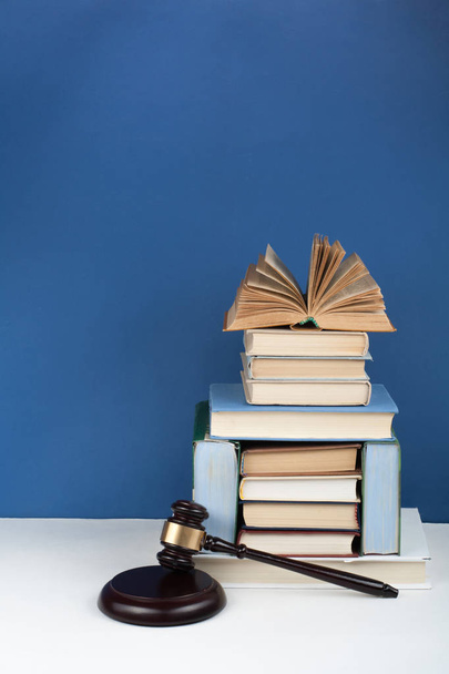 Jogi koncepció nyitott könyv fa bírók kalapács az asztalon egy tárgyalóteremben vagy bűnüldözési iroda, kék háttér. A szöveg másolási helye. - Fotó, kép