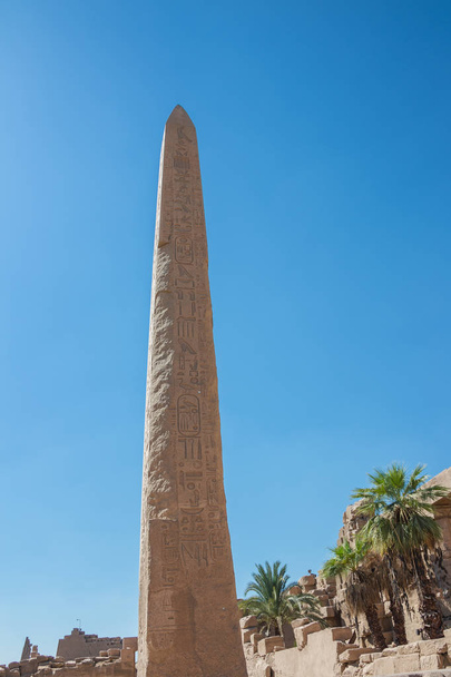 Obelisk Thutmoses I w kompleksie świątynnym Karnak - Zdjęcie, obraz