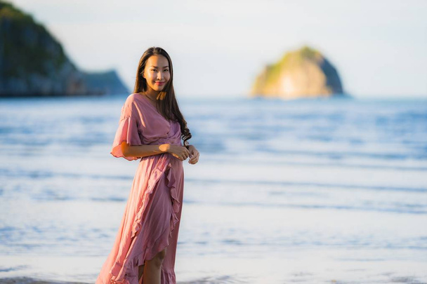 Portrétní Mladá krásná asijská žena chodí úsměvem a šťastně na - Fotografie, Obrázek