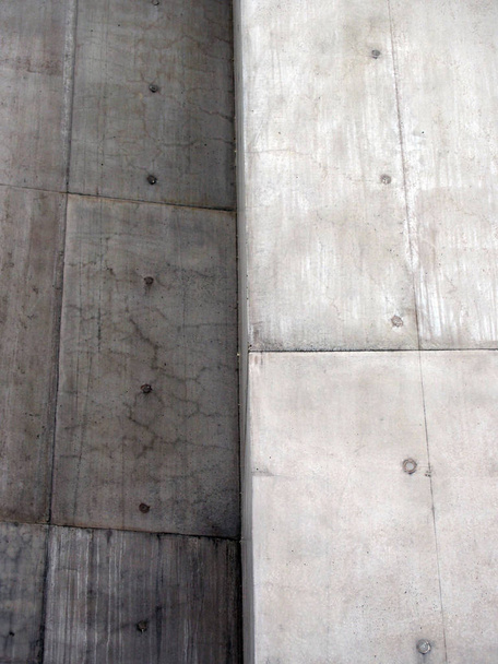 pared de bloque de hormigón angular angustiado con agujeros y esquinas
  - Foto, Imagen