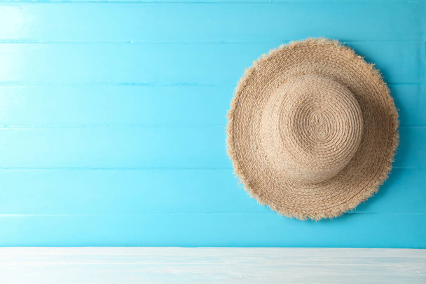Соломенная шляпа на белом столе на цветном фоне, место для текса
 - Фото, изображение