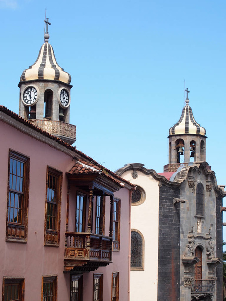 kostel a staré budovy v historickém městě nebo Orotavě na Tenerife - Fotografie, Obrázek