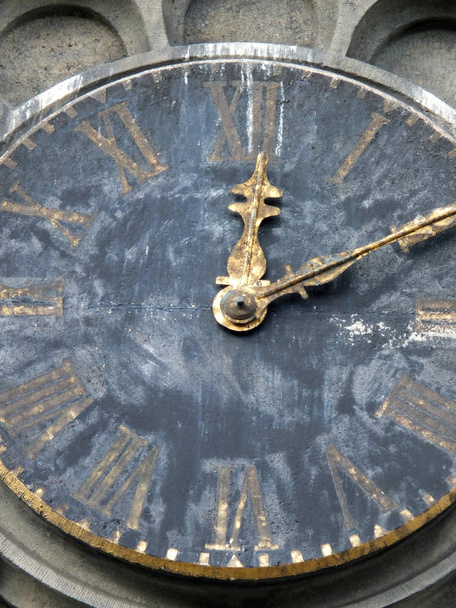 старий гострий церковний годинник з римськими цифрами і золотим га
 - Фото, зображення