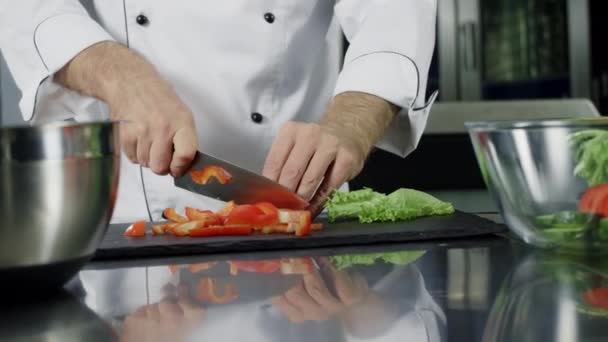 Chef cozinhar legumes na cozinha. Mãos fechadas cortando alimentos orgânicos
 - Filmagem, Vídeo