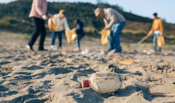 I volontari puliscono la spiaggia - Foto, immagini