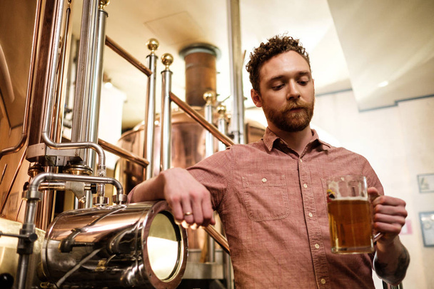 Bir bira fabrikasında taze bira tatma adam - Fotoğraf, Görsel