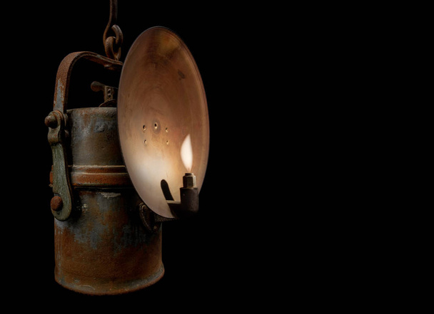Siyah arka plan üzerinde karbür lamba - Fotoğraf, Görsel