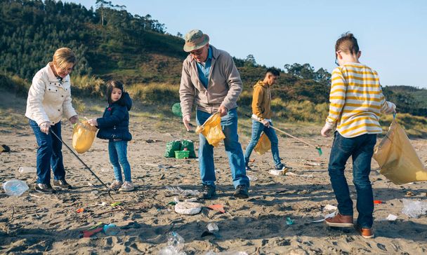 Εθελοντές καθαρίζουν την παραλία - Φωτογραφία, εικόνα