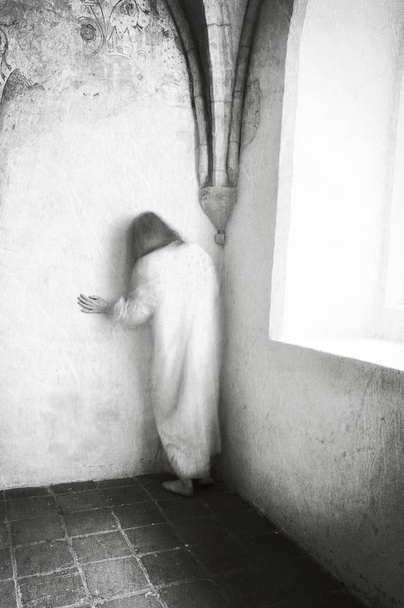 Жінка в розпачі в стародавній психіатричній лікарні
 - Фото, зображення